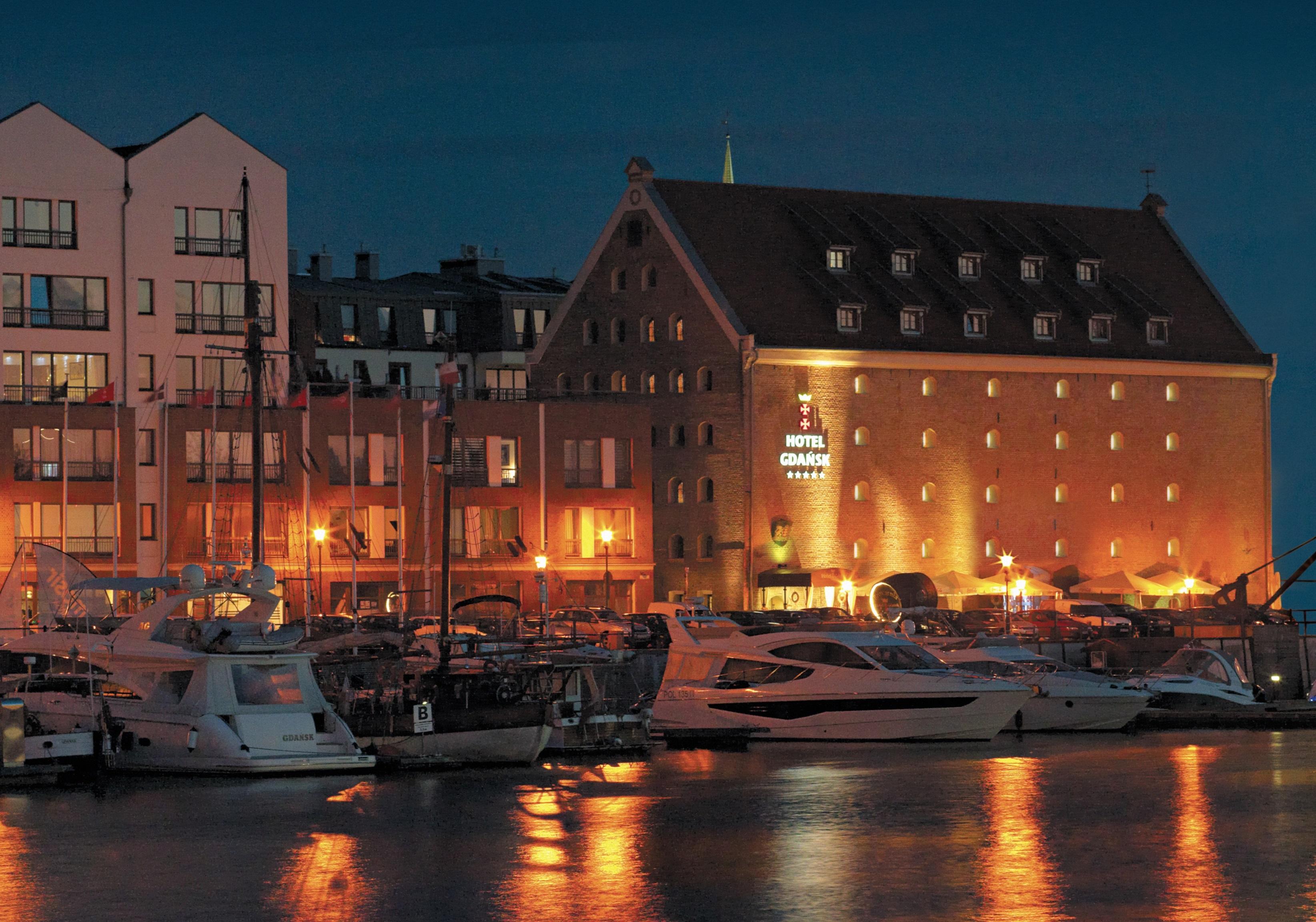 Hotel Gdansk Boutique Exterior photo The hotel at night