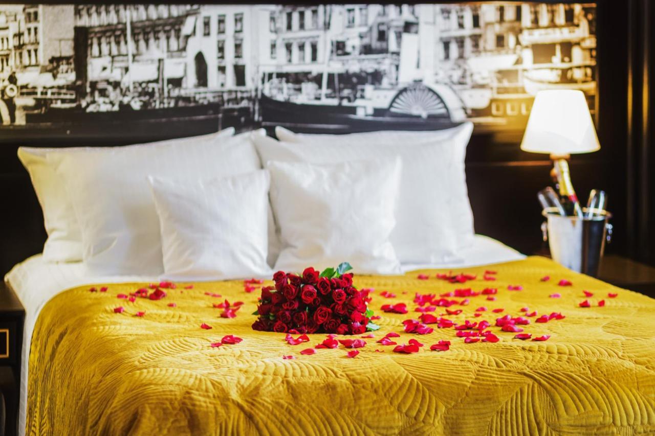 Hotel Gdansk Boutique Exterior photo A bed with rose petals
