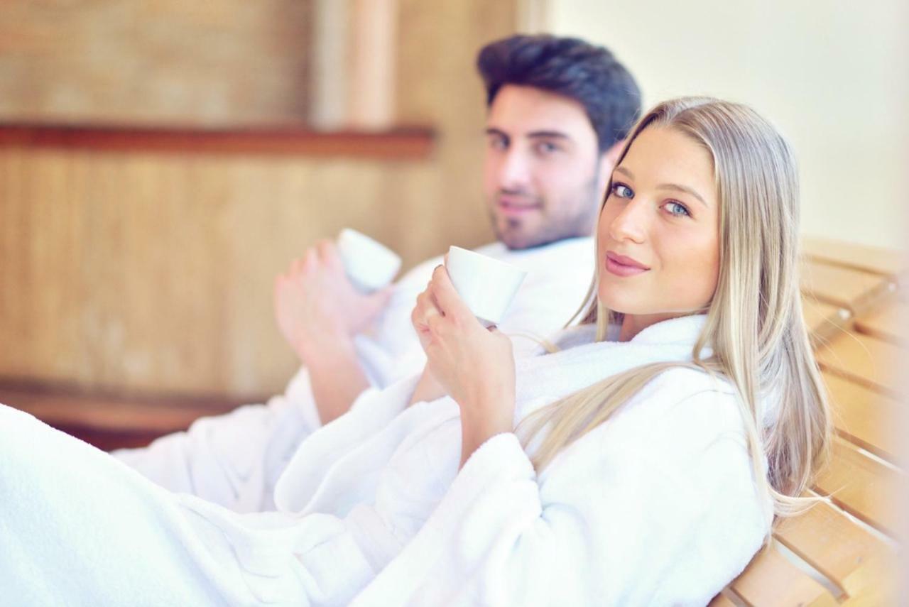 Hotel Gdansk Boutique Exterior photo A couple wearing bathrobes